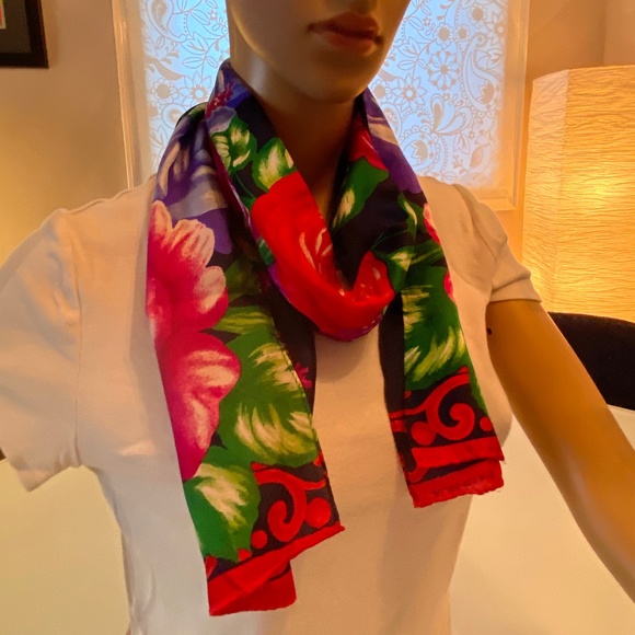 Vintage Liz Claibourne Large Roses Scarf - Picture 4 of 5